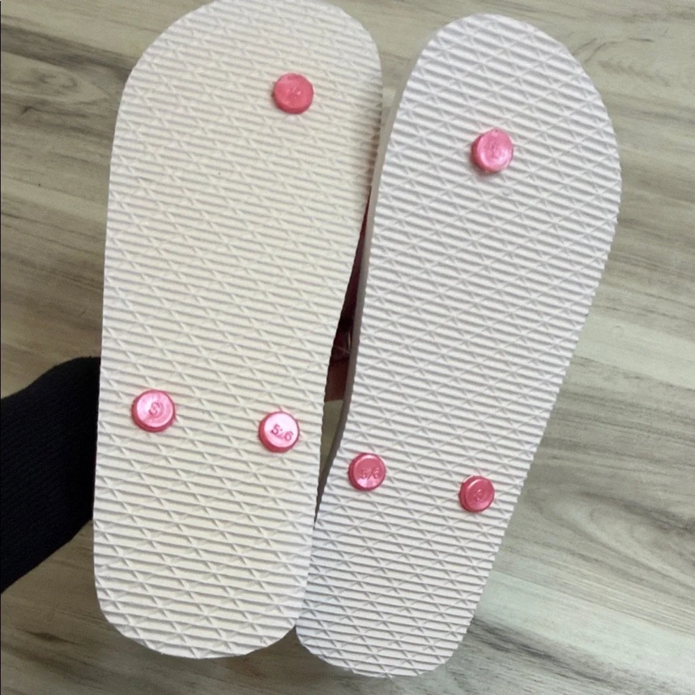 NWT Pink  Flamingo Flip Flops Wome’s Sz S (5/6)